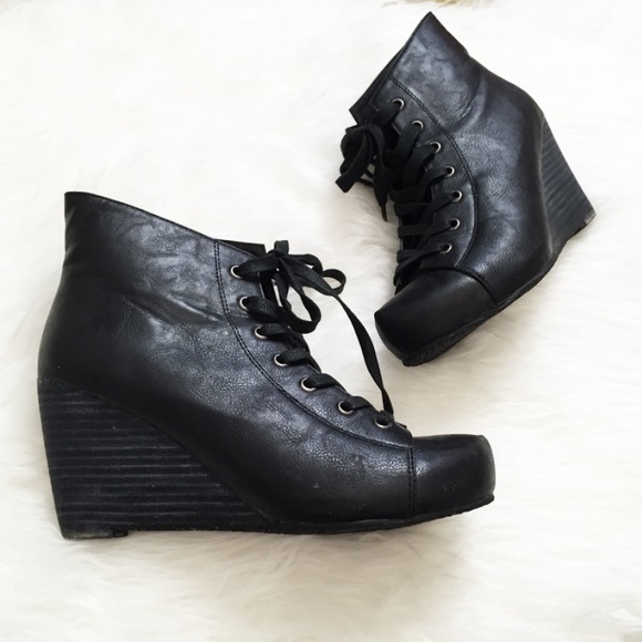 Urban Outfitters Lace-Up Ankle Boot - Picture 3 of 4