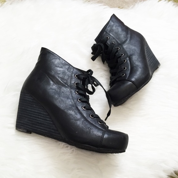 Urban Outfitters Lace-Up Ankle Boot - Picture 4 of 4
