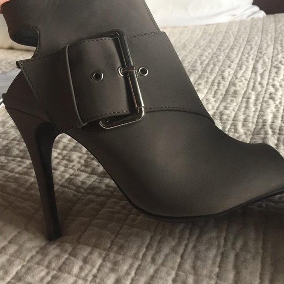 Gray heels,Super cute!