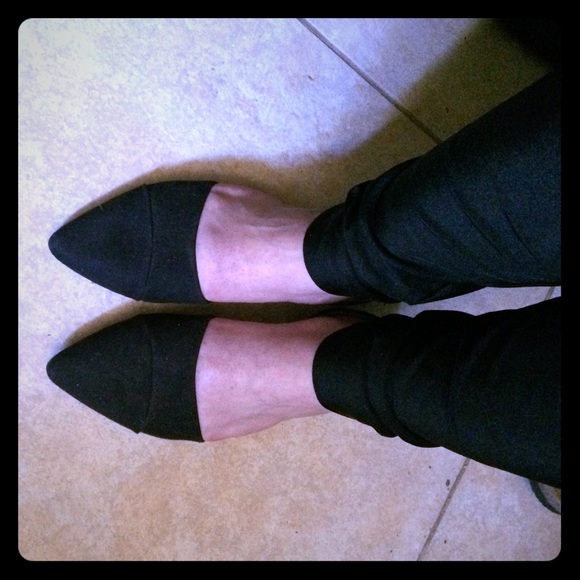 Laundry List black cutout pointy flats