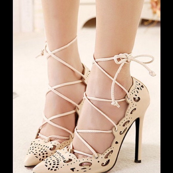 Láser cut-out pointed heels👠👠✨✨ On SALE!💸⭕️⭕️⭕️