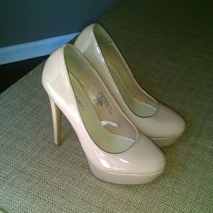 Nude platform pumps