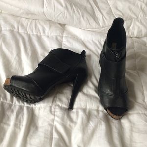 Vera Wang leather high heel, open toe