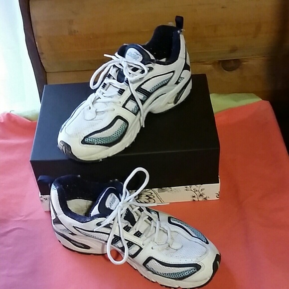REDUCED 2 SELL! AVIA WOMENS RUN/WALK SNEAKERS