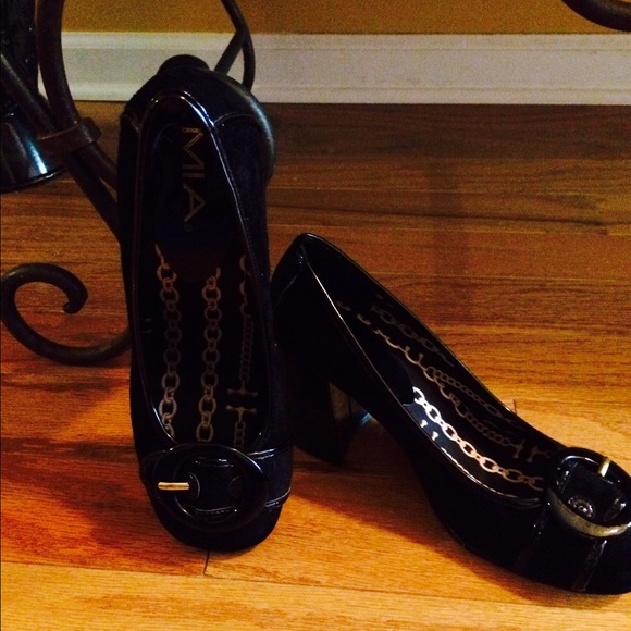Shoes - Picture 3 of 4