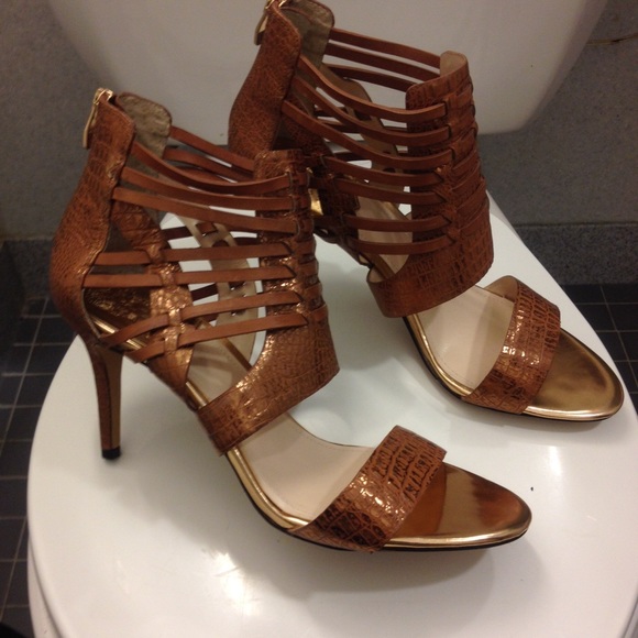 Vince Camuto Shoes - ✨Vince Camuto✨NWOT golden snakeskin heels🎀