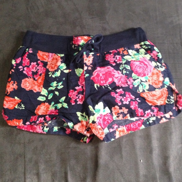❌ SOLD ON VINTED ❌💖🌸Floral Print Shorts 🌸 - Picture 3 of 4