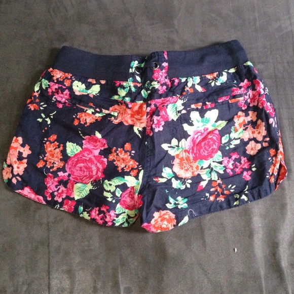 ❌ SOLD ON VINTED ❌💖🌸Floral Print Shorts 🌸 - Picture 4 of 4