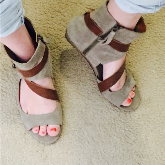 EUC Nine West suede & leather taupe grey sandals 9