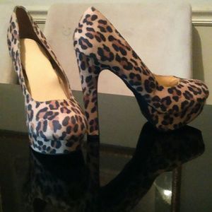 Leopard print pumps
