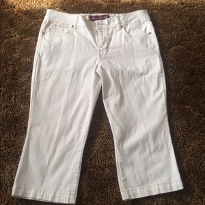 12P Gloria Vanderbilt Stretchy Off White Capris
