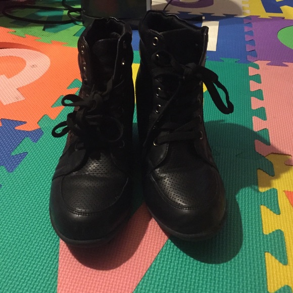 Black wedge sneaker shoe