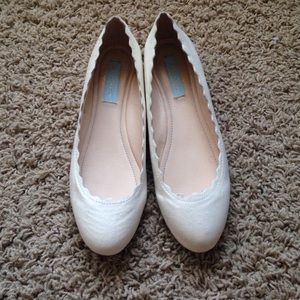 Betsy johnson ivory scalloped flats