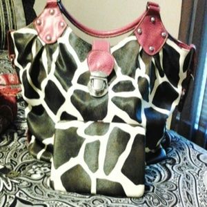 Giraffe print pleather purse with matching wallet