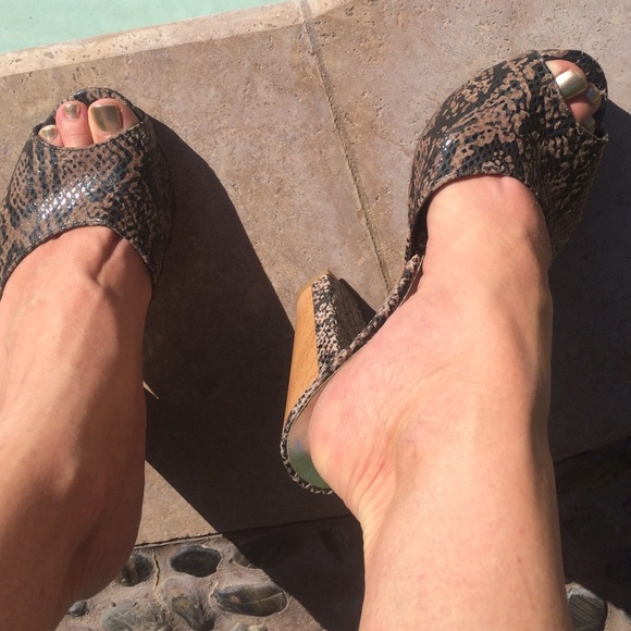 Jessica Simpson snakeskin reptile with unique inlaid wood heels - Picture 5 of 9