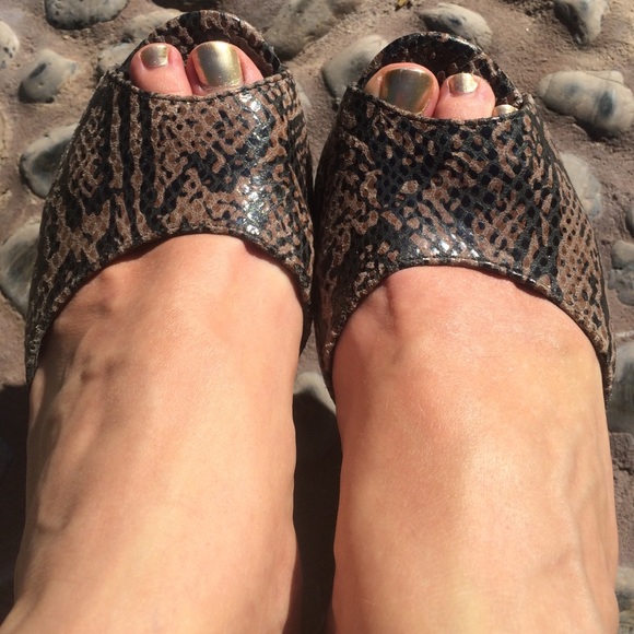 Jessica Simpson snakeskin reptile with unique inlaid wood heels - Picture 3 of 9