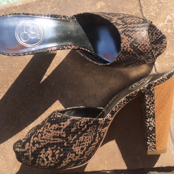 Jessica Simpson snakeskin reptile with unique inlaid wood heels - Picture 7 of 9