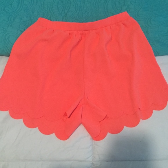 Everly Other - EVERLY ScallopNeon Pink shorts- Large. brand new.