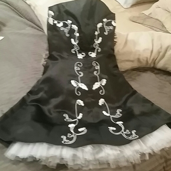 GORGEOUS EMBROIDERED STRAPLESS DRESS - Picture 3 of 4