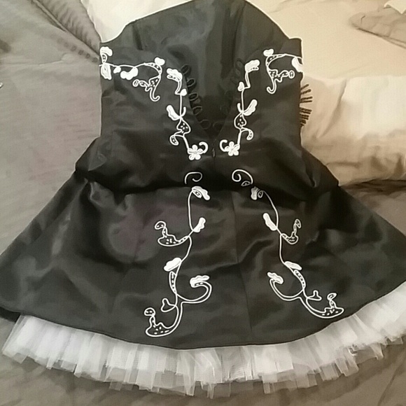 GORGEOUS EMBROIDERED STRAPLESS DRESS - Picture 4 of 4