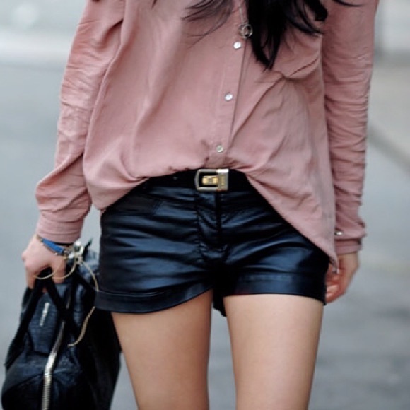 FOREVER 21 Faux leather black shorts