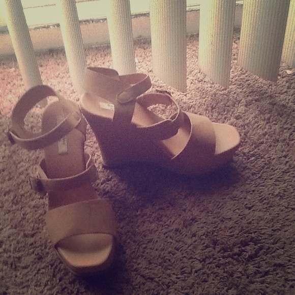 Vera Wang Platform  Wedges🎈🎈🎈 PRICED TO SELL!