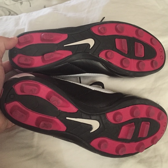 SOLD NIKE CLEATS and shin guards - Picture 2 of 4