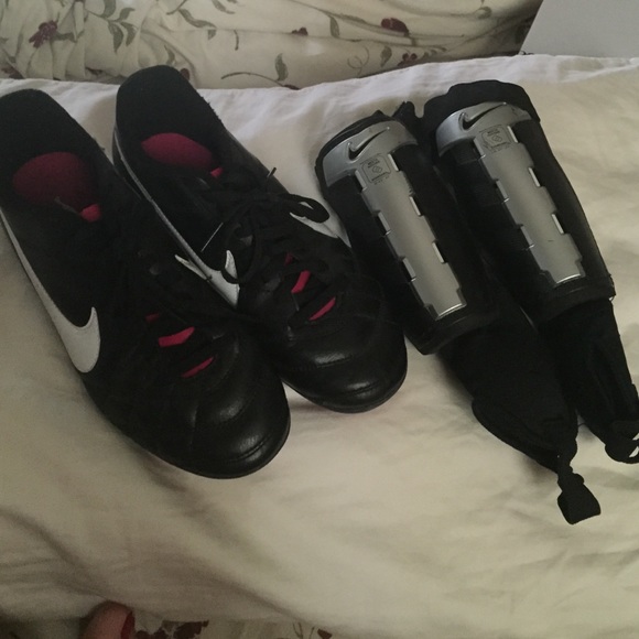 SOLD NIKE CLEATS and shin guards - Picture 3 of 4