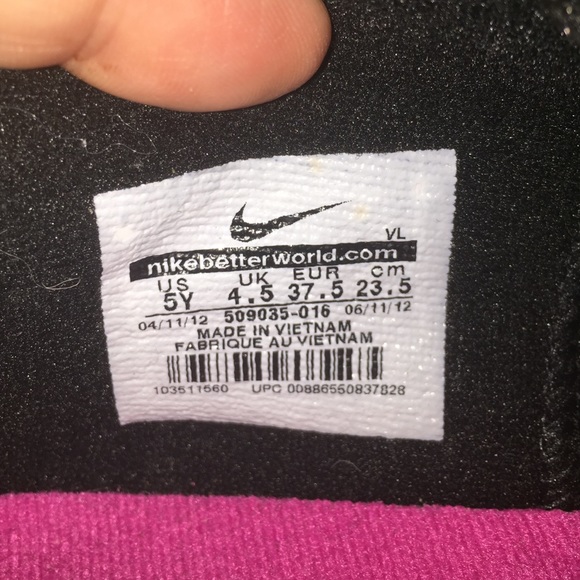 SOLD NIKE CLEATS and shin guards - Picture 4 of 4