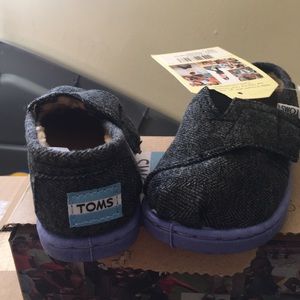 Toms black herringbone size 6