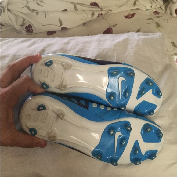 SOLD NIKE CLEATS and shin guards - Picture 2 of 4