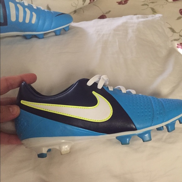 SOLD NIKE CLEATS and shin guards - Picture 3 of 4