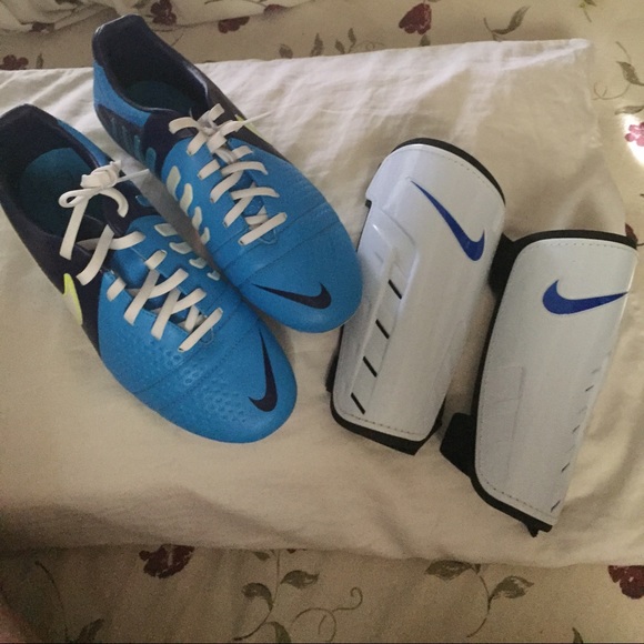 SOLD NIKE CLEATS and shin guards - Picture 4 of 4