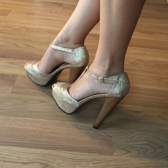 Gold Glittery Shoes!!!! 😍😍😍