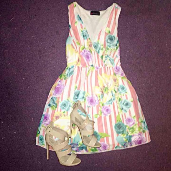 🎉Host Pick🎉 Striped and floral dress
