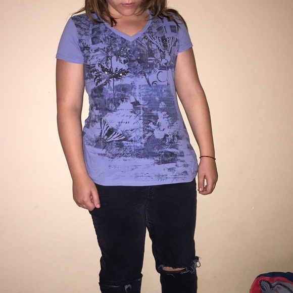 V-neck t-shirt