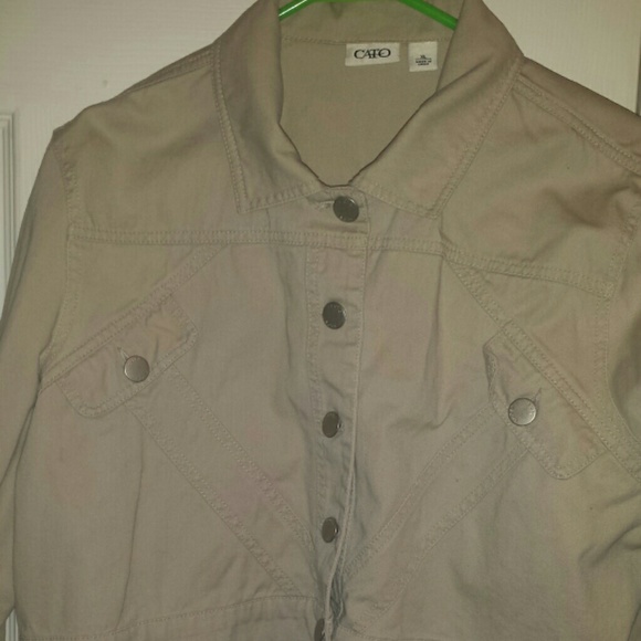 *MOVING SALE- ACCEPTING OFFERS* Khaki half jacket! - Picture 2 of 3