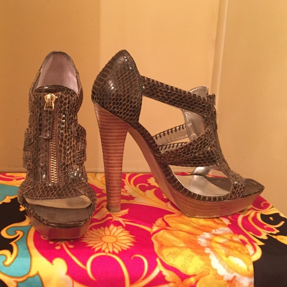 Jessica Simpson snake skin pumps