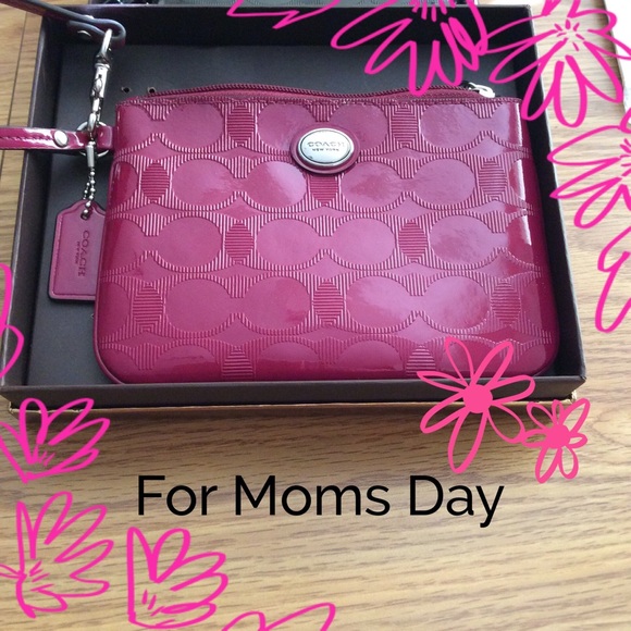 BNWT Coach Wristlet F52282