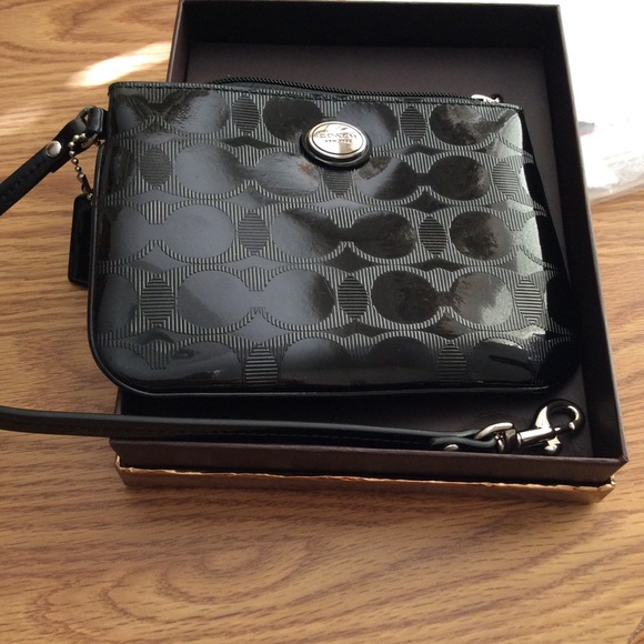 F52282 COACH BLACK PATENT LEATHER WRISTLET