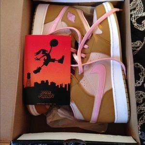 Air Jordan Mid 1 Lola Bunny