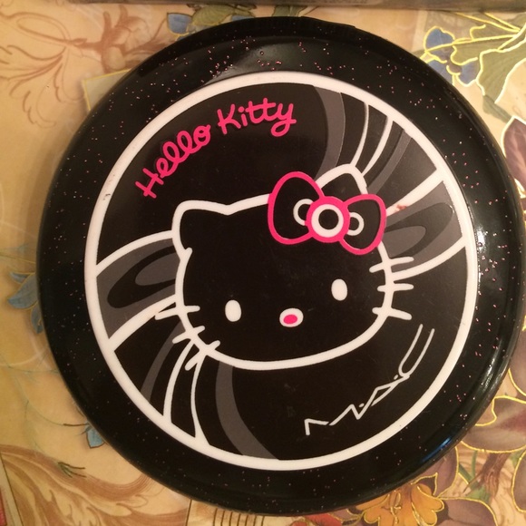 MAC hello kitty blush. ❤️RARE❤️