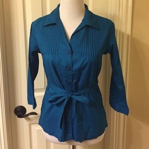 Cute cotton top with pleats at shoulders