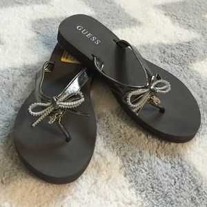 🌟 SALE 🌟 GUESS Gray Bow Flip-Flops