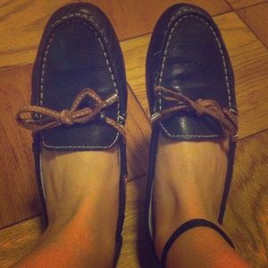 Like new black Tommy Hilfiger Loafers