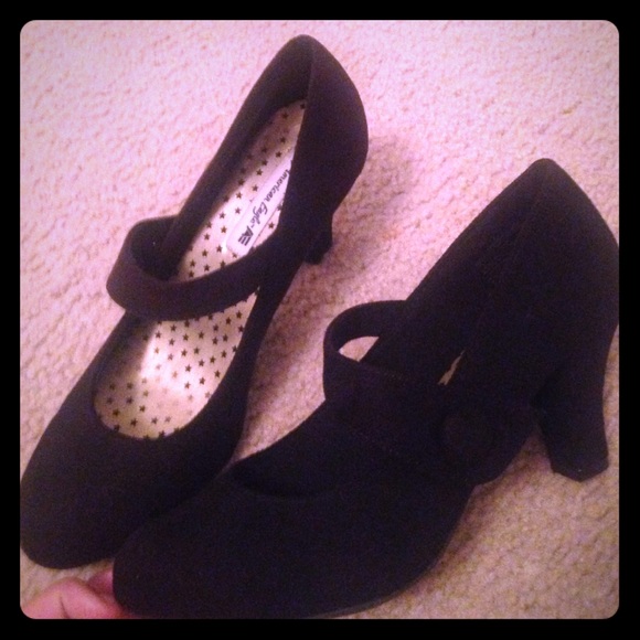 Low heeled black shoes