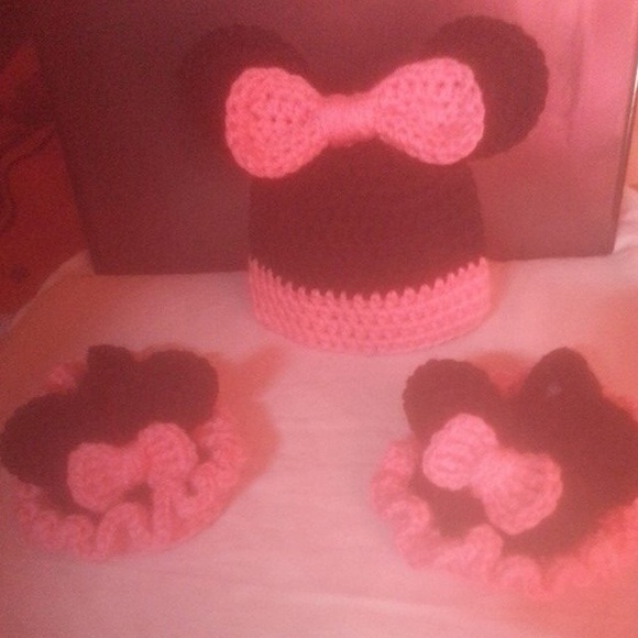 Minnie Mouse crochet ruffle show & hat set