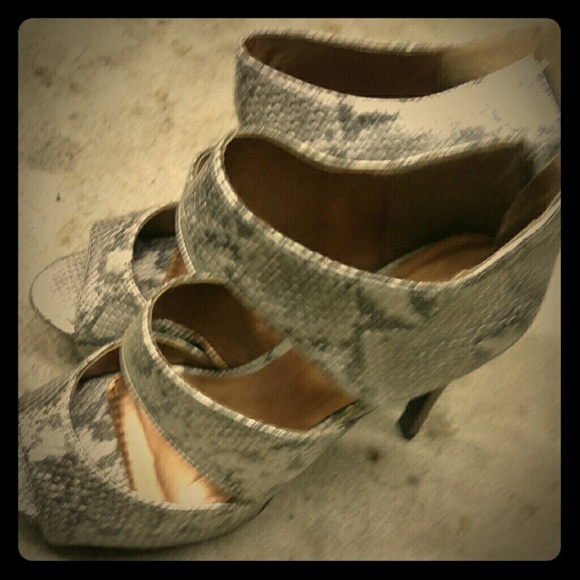 JustFab pumps