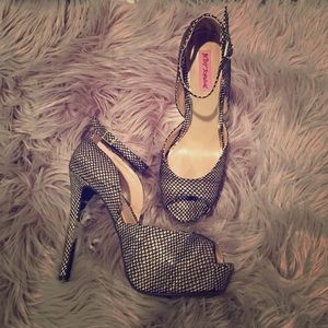 Final sale!💘BETSEY JOHNSON💘 fish net