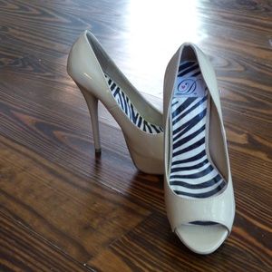Sky High Nude pumps SIZE 6.5